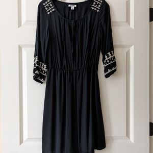 Old Navy dress embroidered Black size small
